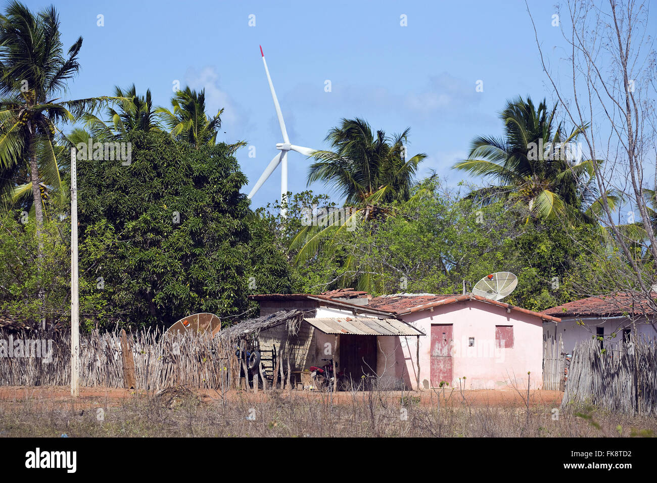 Vento complessa unione di venti tra le case nel villaggio di Morro Martins Foto Stock