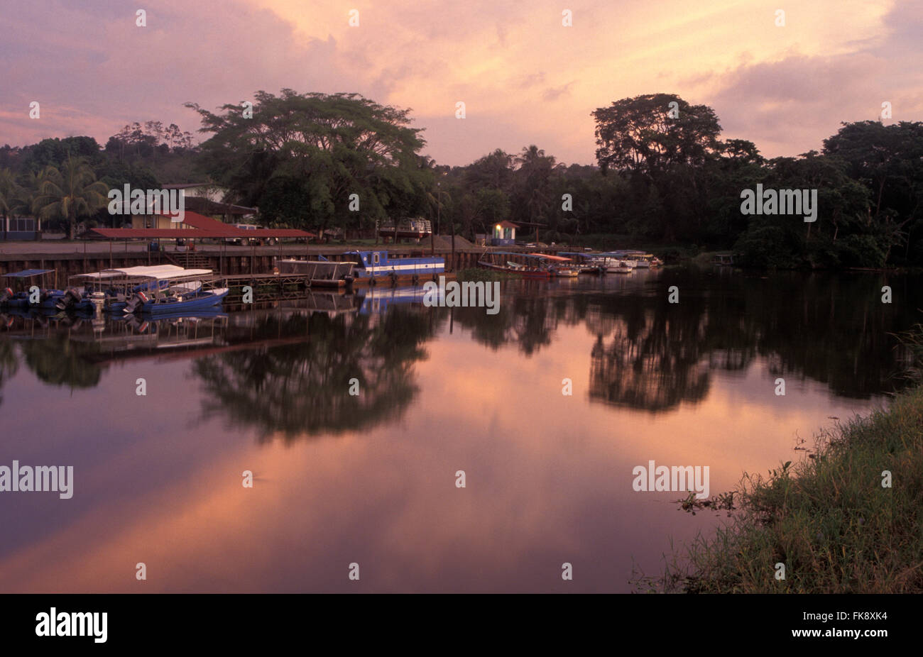 Tramonto sul canal Tortuguero a Moin, Limon Costa Rica Foto Stock