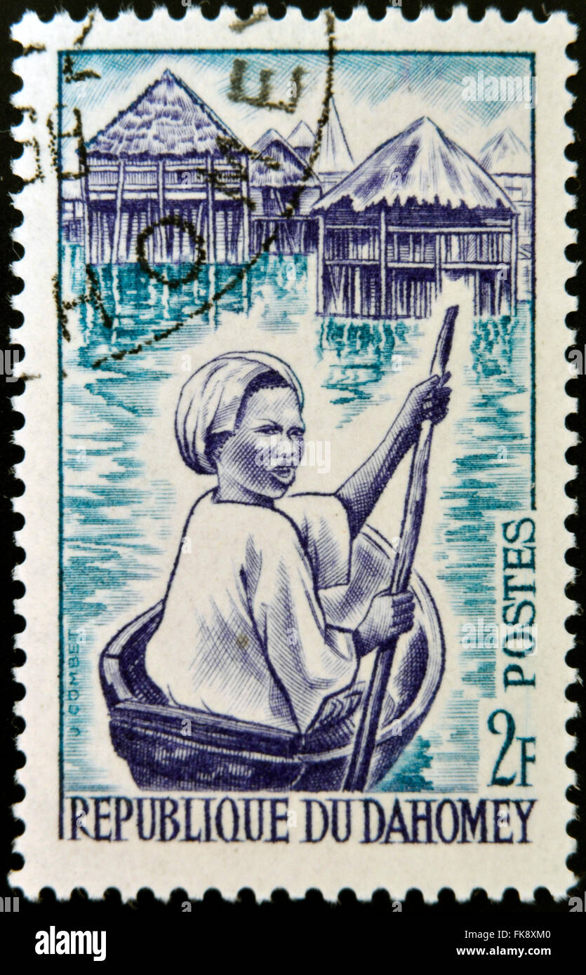 DAHOMEY - circa 1963: timbro stampato in Dahomey, mostra Ganvie donna in canoa, circa 1963 Foto Stock