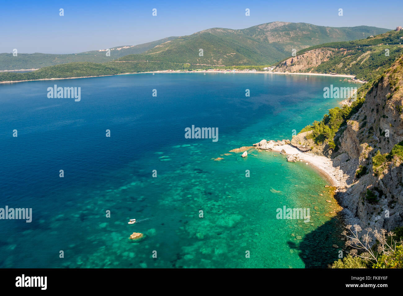 Bella Baia a Mare Adriatico e piccola barca diving Foto Stock