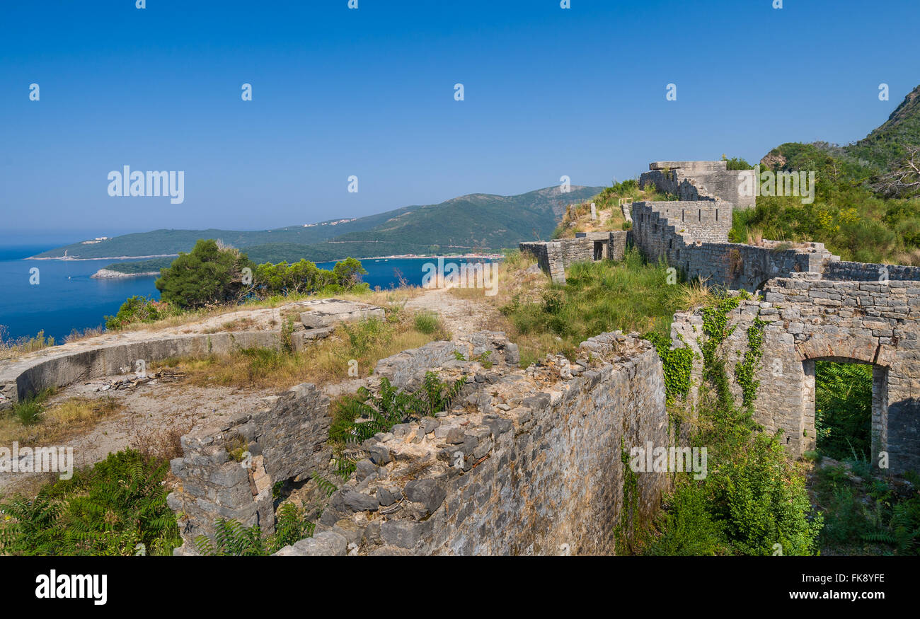 Antica fortezza di mura sulla riva del mare adriatico Foto Stock