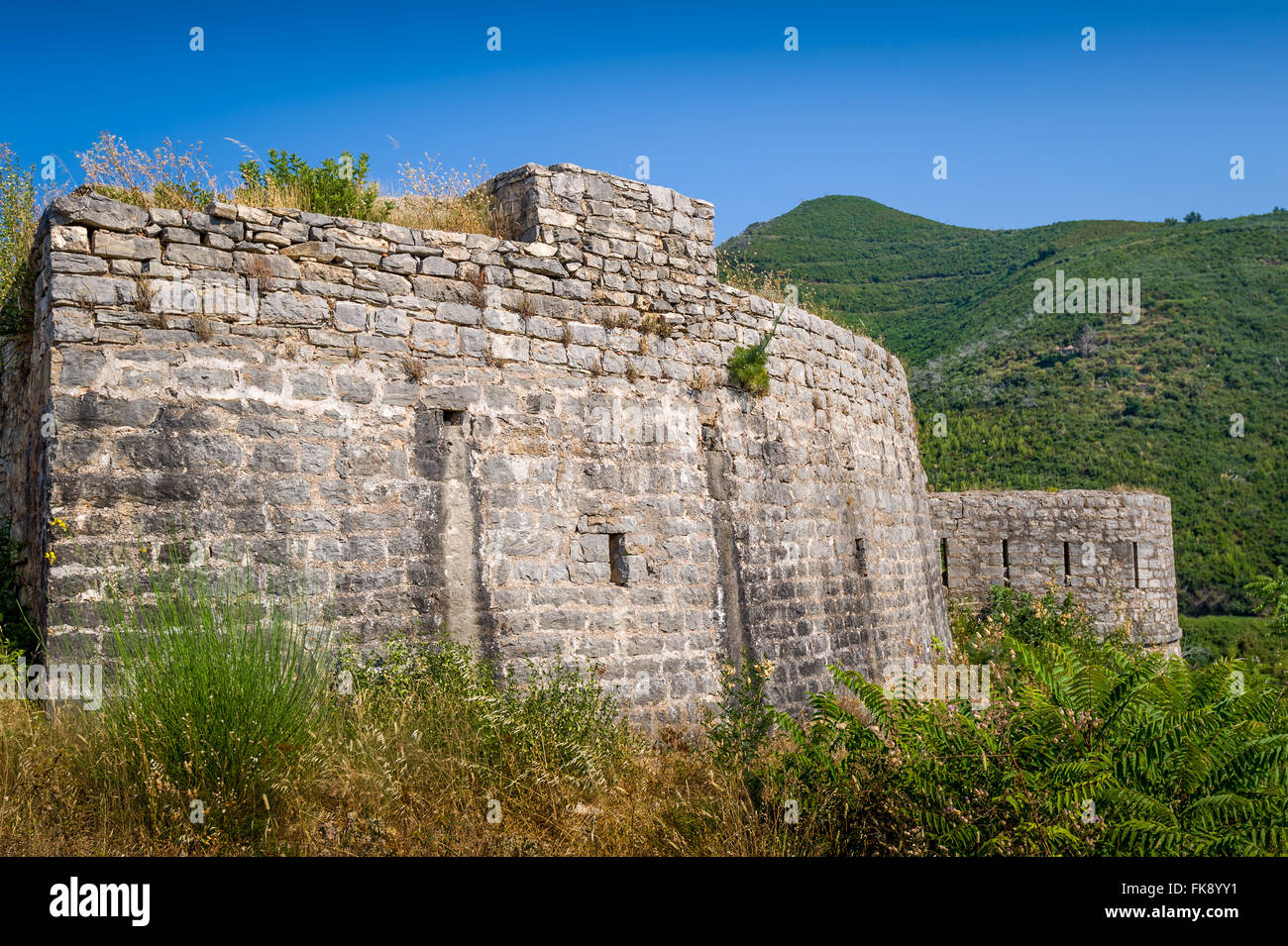 I muri in pietra di Mogren Tvrdava vecchia fortezza in Montenegro Foto Stock