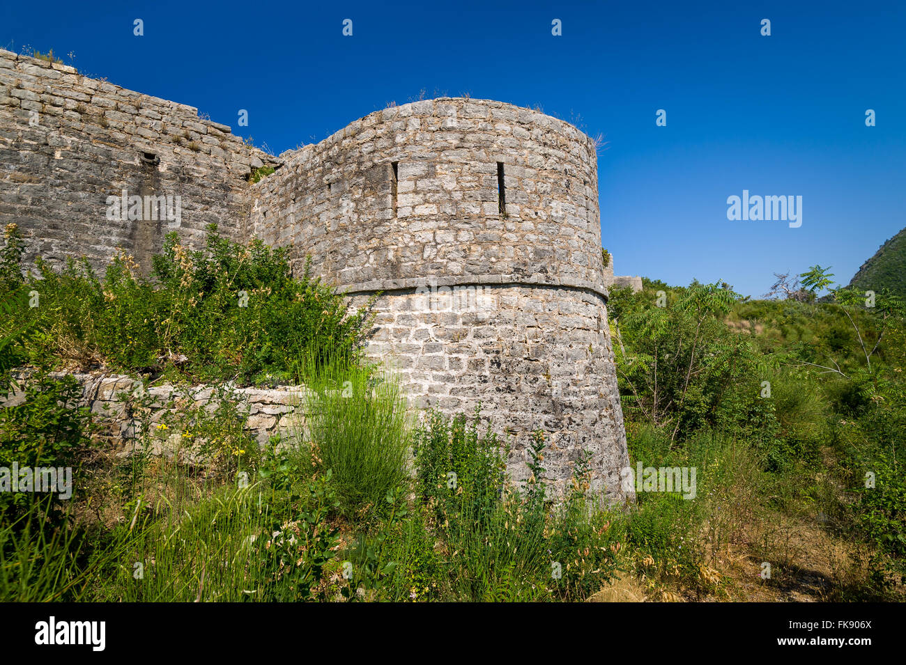 I muri in pietra e la torre di difesa di Mogren Tvrdava fortezza Foto Stock