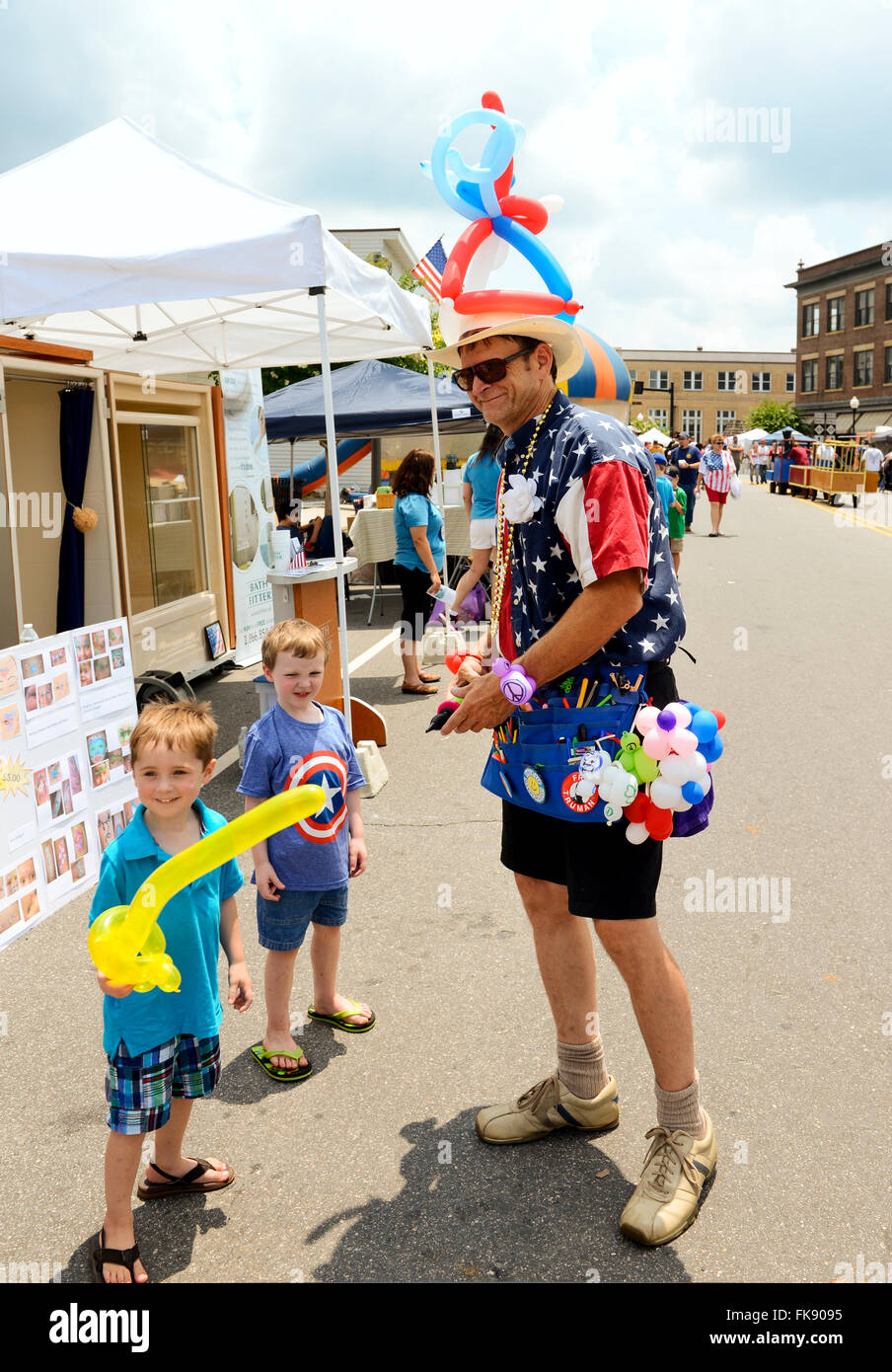 Un palloncino twister uomo fa palloncini per bambini durante un festival in North Carolina, STATI UNITI D'AMERICA Foto Stock