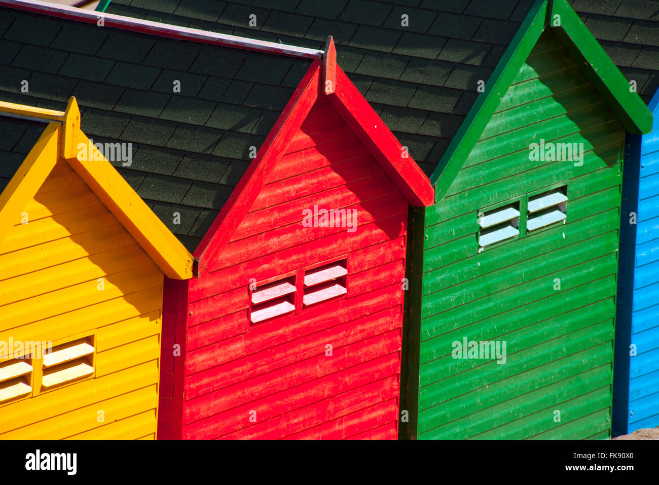 Colorate cabine sulla spiaggia, a Whitby N.Yorkshire Foto Stock