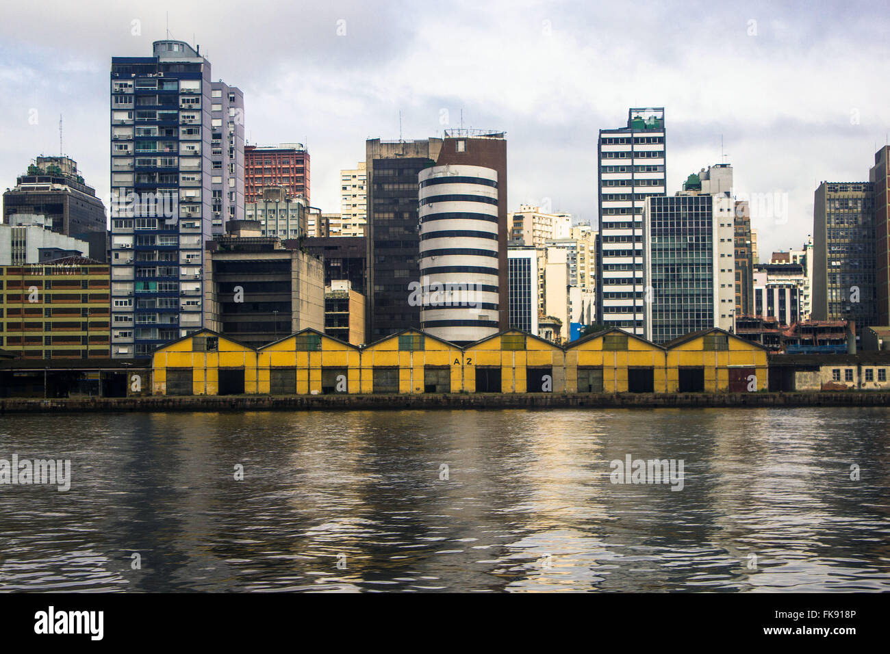 Getta il dock del centro storico con lo sfondo Foto Stock