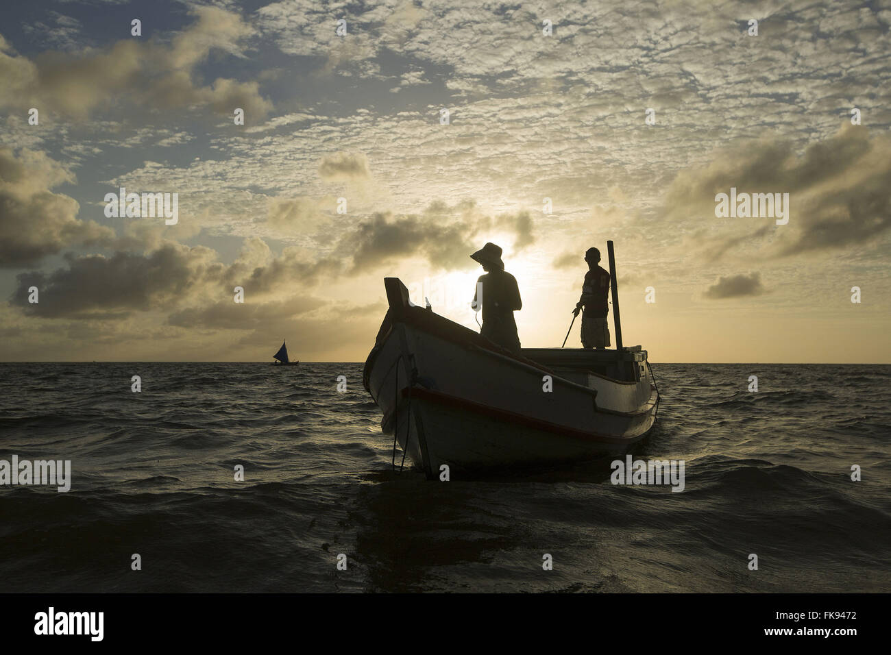 Sunrise con barca da pesca nel villaggio di Praia Grande Joanes - Ilha do Marajo Foto Stock