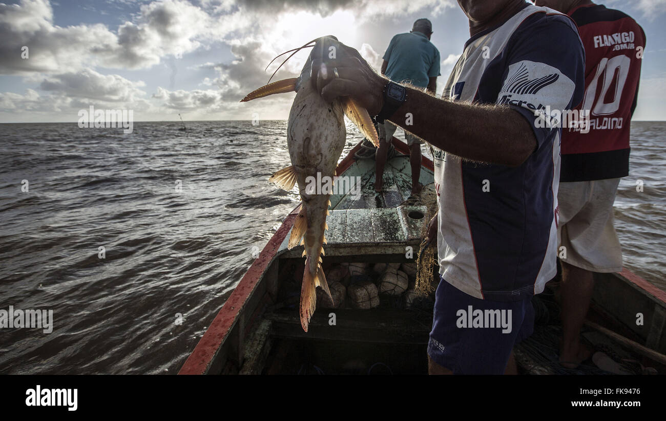 I pescatori in barca nel villaggio di Praia Grande Joanes - Ilha do Marajo Foto Stock