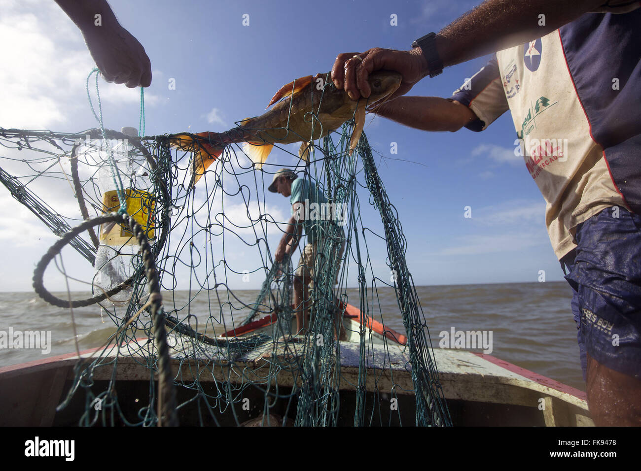 I pescatori in barca nel villaggio di Praia Grande Joanes - Ilha do Marajo Foto Stock