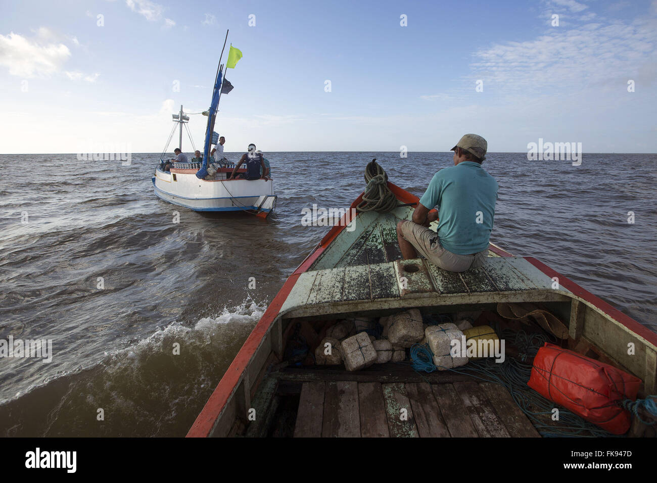I pescatori in barca nel villaggio di Praia Grande Joanes - Ilha do Marajo Foto Stock
