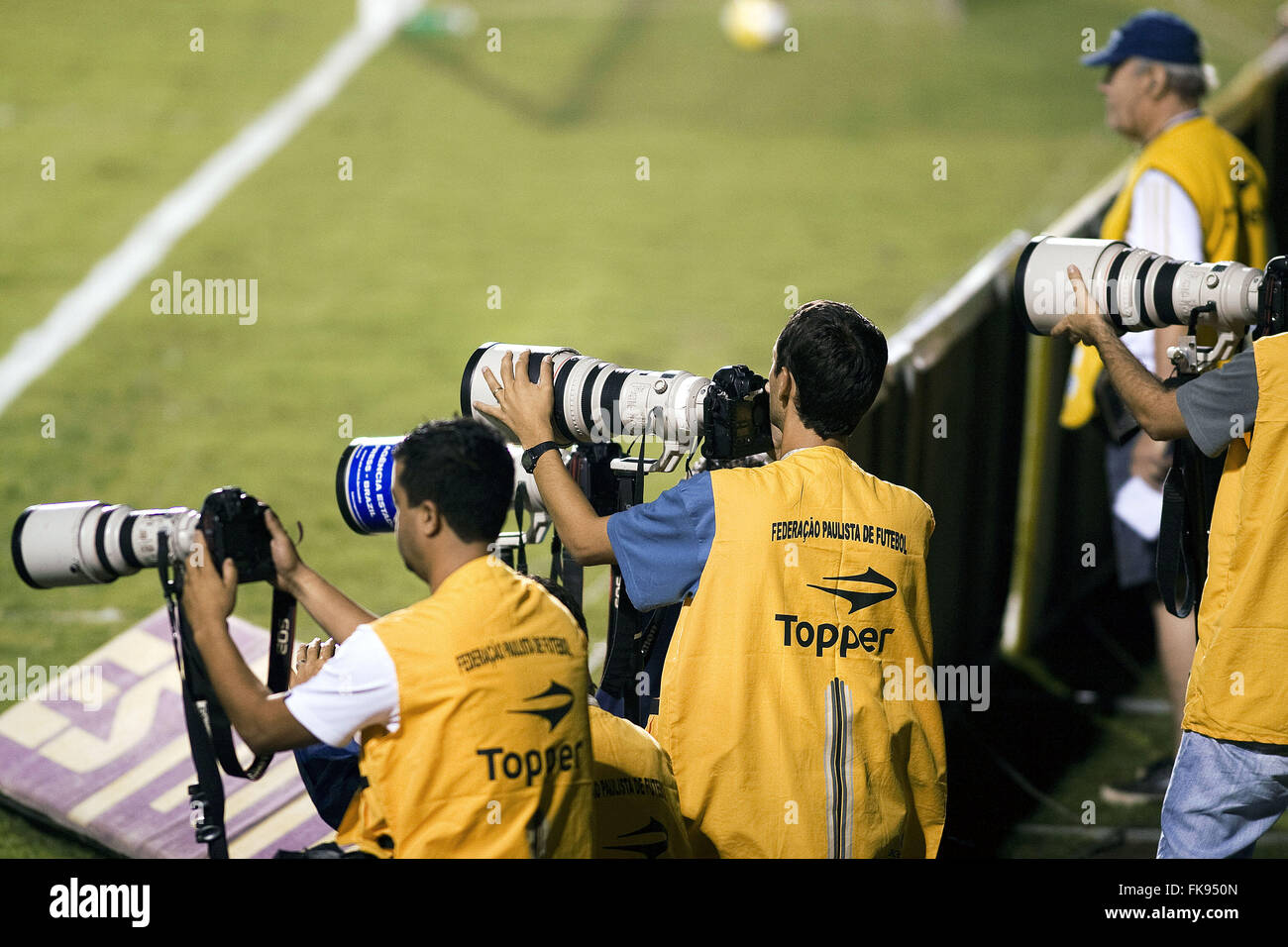 I fotografi lavorano durante la partita di calcio a Estadio do Pacaembu Foto Stock