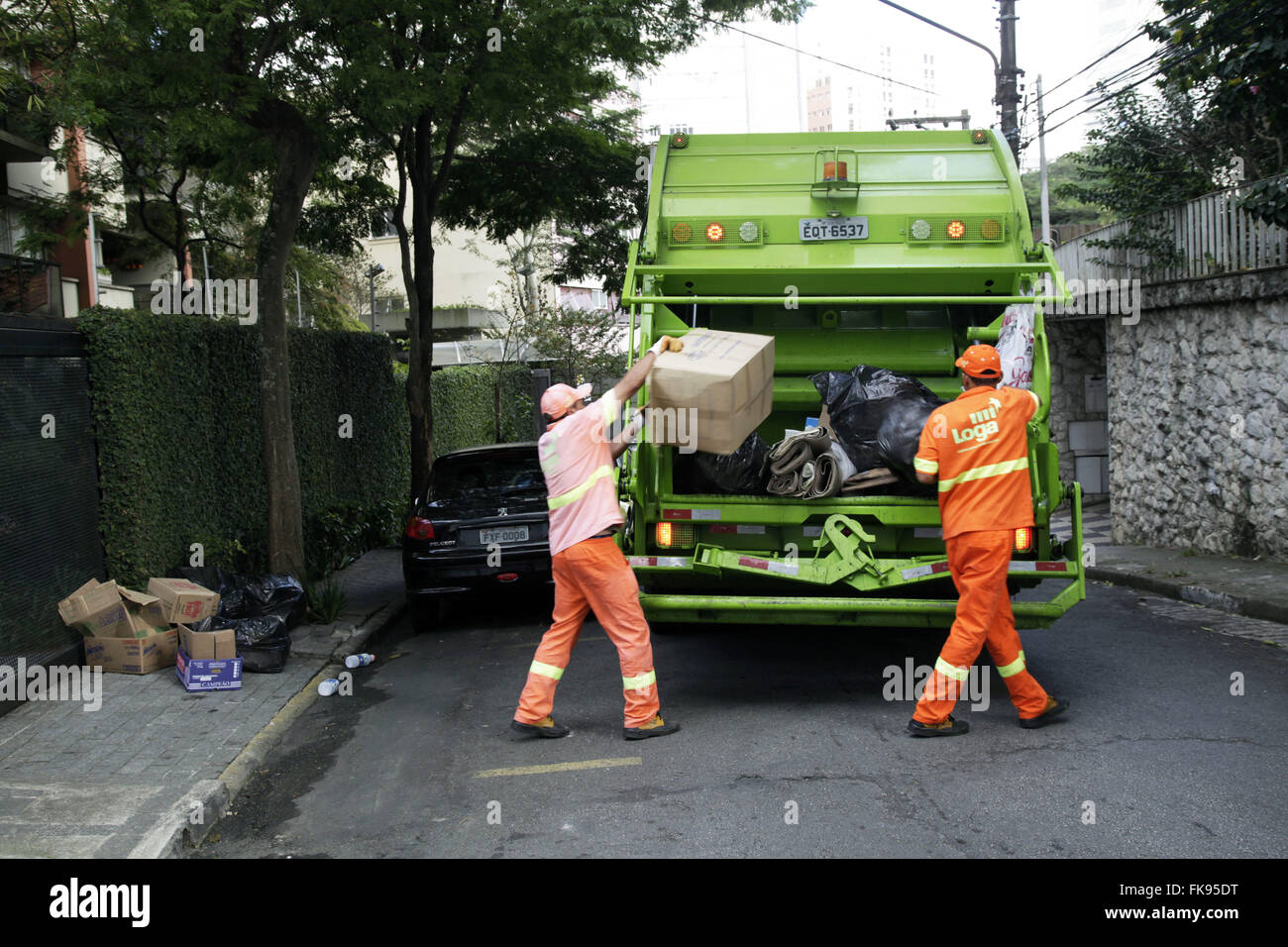 Carrello per la raccolta di rifiuti riciclabili al quartiere Jardins - ovest di Sao Paulo Foto Stock