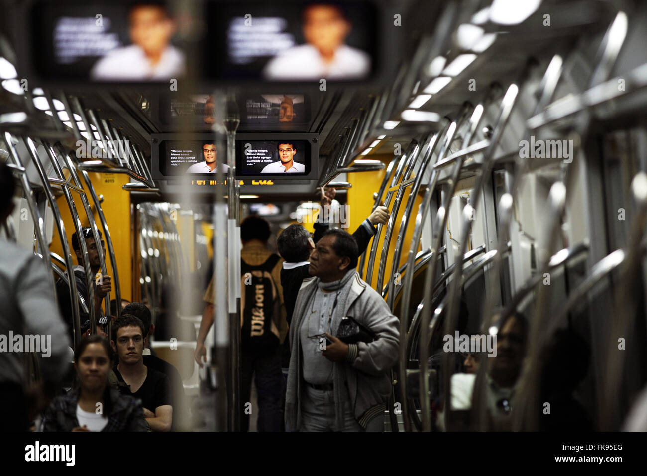 I televisori guidare i passeggeri sulla linea gialla della metropolitana nella città di Sao Paulo Foto Stock