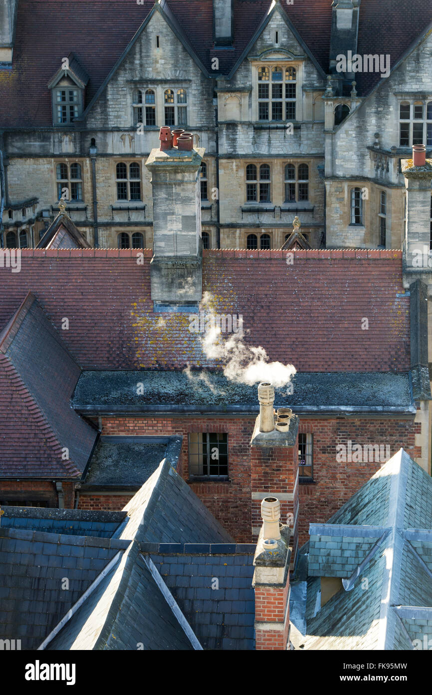 Camino di fumo e tetti in Oxford Foto Stock