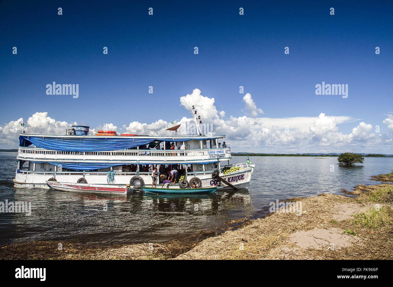 Il trasporto di passeggeri e di merci nel Rio Tapajos barche a vela vicino al porto Foto Stock