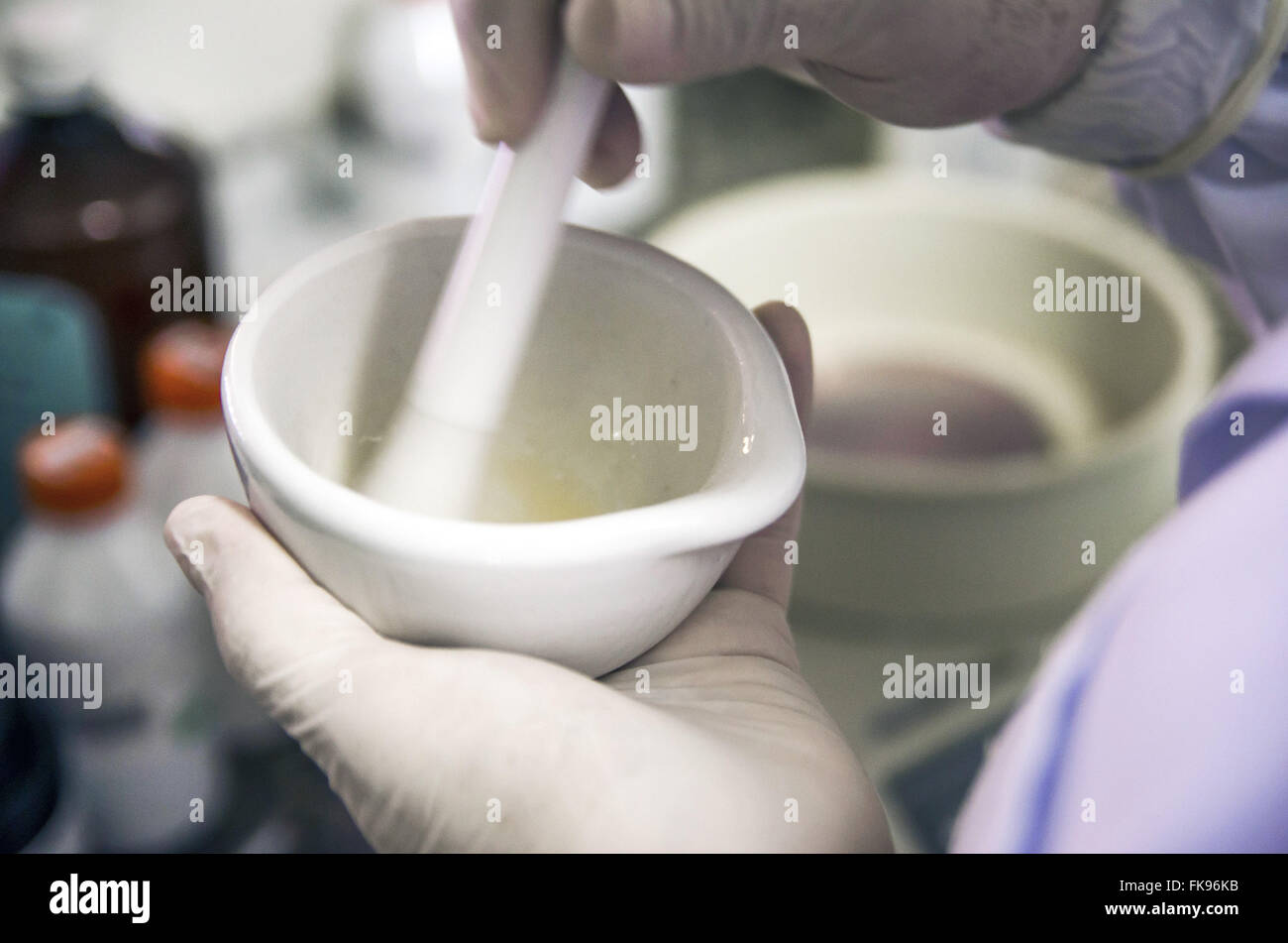Manipolazione di prodotti per la cura della pelle in laboratorio Foto Stock