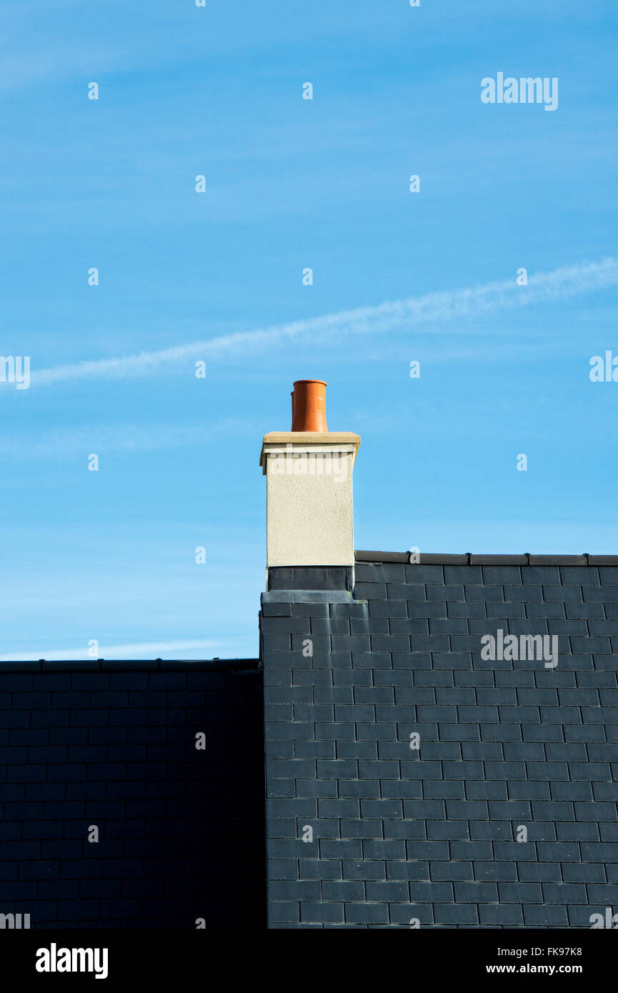 Nuova costruzione di casa camino tetto astratta. Bicester, Oxfordshire, Inghilterra Foto Stock