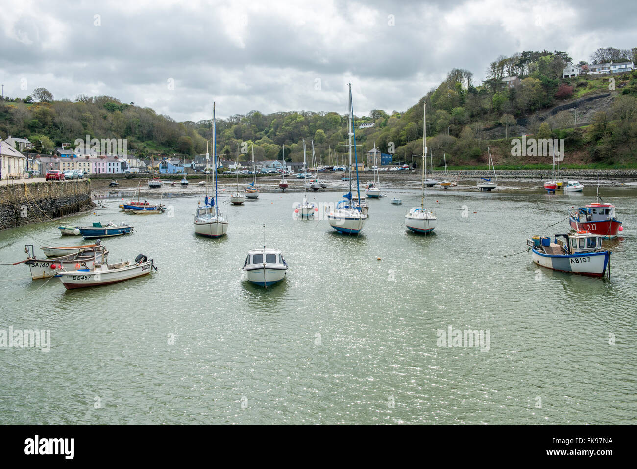Abbassare Fishguard, o Abergwaun, un piccolo villaggio di pescatori vicino a Fishguard su Il Pembrokeshire Coast, West Wales, Regno Unito, ad alta marea Foto Stock Abbassare Fishguard, o Abergwaun, un piccolo villaggio di pescatori vicino a Fishguard su Il Pembrokeshire Coast, West Wales, Regno Unito, ad alta marea Foto Stock