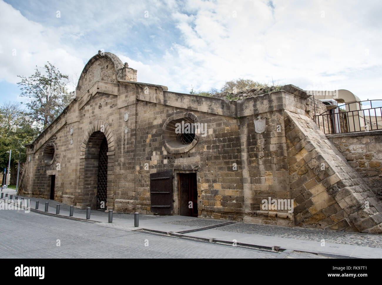 Famoso edificio storico punto di riferimento del Famagusta Gate nella città di Nicosia in Cipro. Foto Stock