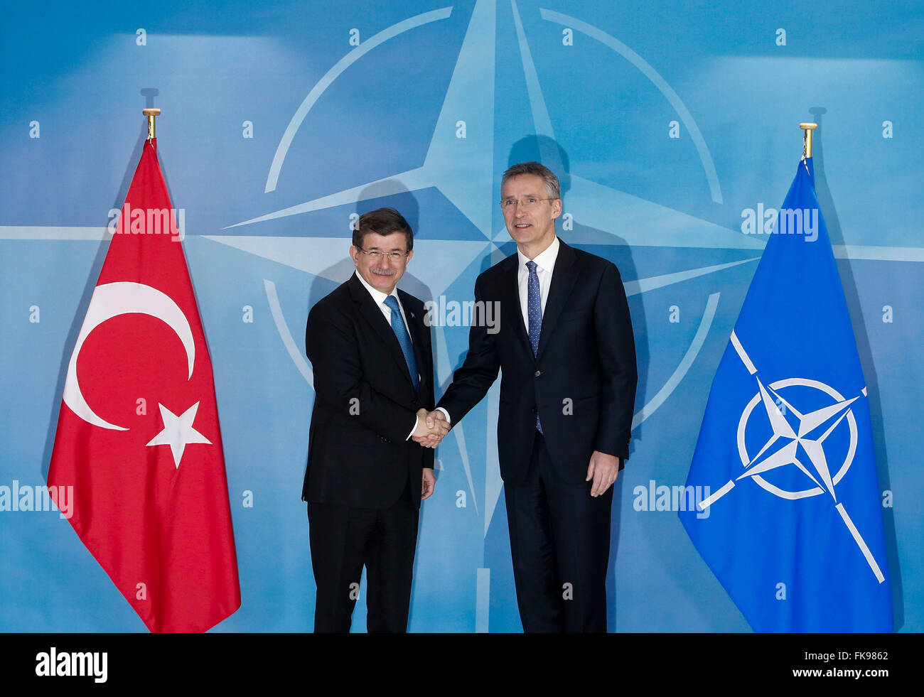 Bruxelles, Belgio. 7 Mar, 2016. Il Segretario Generale della NATO Jens Stoltenberg (R) scuote le mani con visita di Primo Ministro turco Ahmet Davutoglu prima del loro incontro presso la sede della NATO a Bruxelles, Belgio, 7 marzo 2016. Il Segretario Generale della NATO Jens Stoltenberg lunedì ha discusso la missione della NATO in Egeo per affrontare la crisi di migranti e la situazione siriana con visita di Primo Ministro turco Ahmet Davutoglu. Credito: Zhou Lei/Xinhua/Alamy Live News Foto Stock