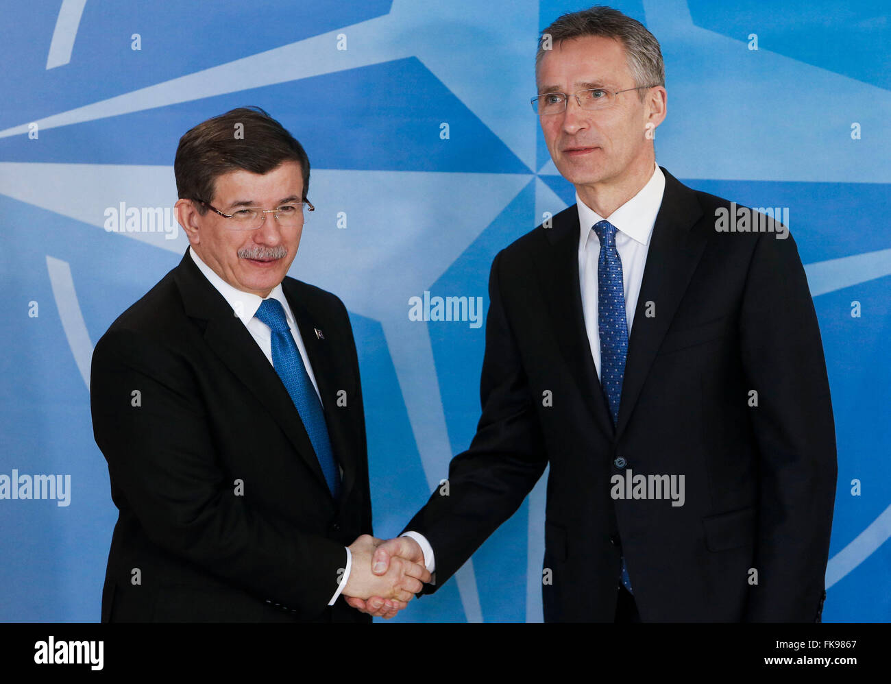 Bruxelles, Belgio. 7 Mar, 2016. Il Segretario Generale della NATO Jens Stoltenberg (R) scuote le mani con visita di Primo Ministro turco Ahmet Davutoglu prima del loro incontro presso la sede della NATO a Bruxelles, Belgio, 7 marzo 2016. Il Segretario Generale della NATO Jens Stoltenberg lunedì ha discusso la missione della NATO in Egeo per affrontare la crisi di migranti e la situazione siriana con visita di Primo Ministro turco Ahmet Davutoglu. Credito: Zhou Lei/Xinhua/Alamy Live News Foto Stock