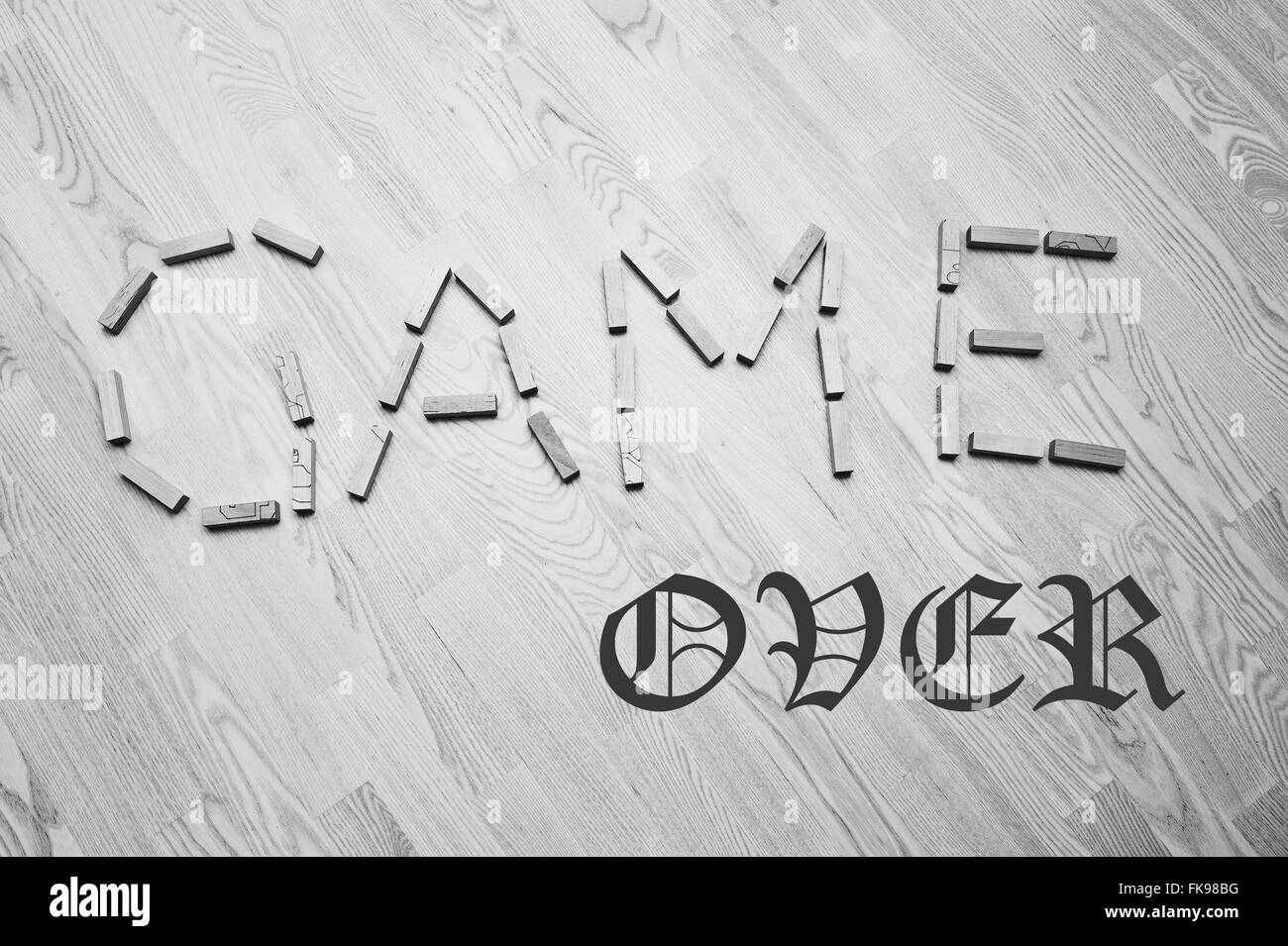 Blocchi di legno con gioco sopra una frase su sfondo di legno Foto Stock