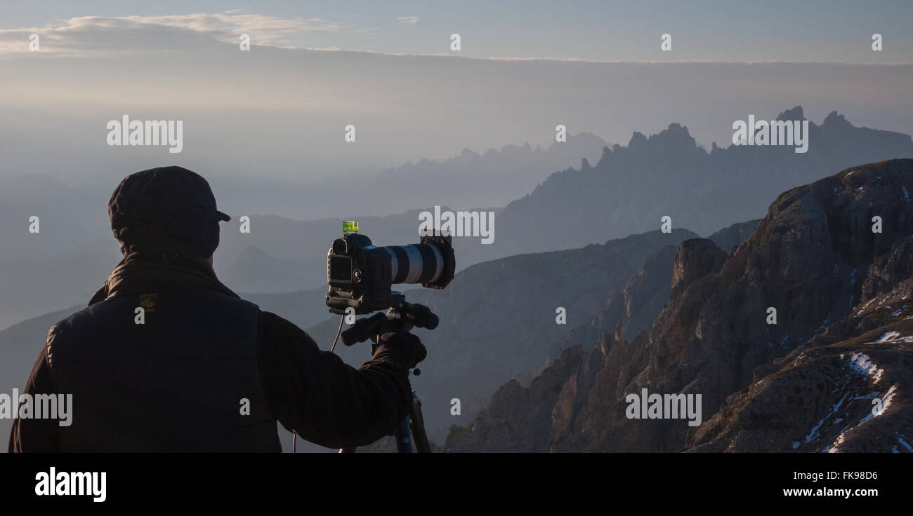 Fotografo riprese sulle pendici delle Tre Cime, montagne dolomitiche, Provincia di Belluno, Veneto, Italia Foto Stock