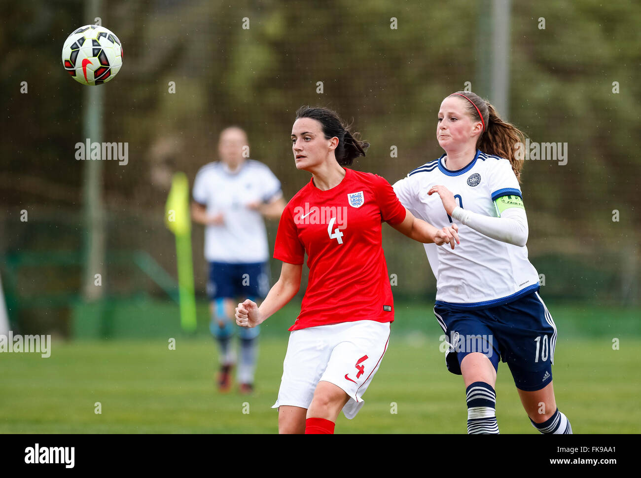 La Manga, Spagna. 07 marzo, 2016. Gentile partita di calcio in 8 nazioni torneo tra Inghilterra vs Danimarca le donne al di sotto dei 19. Lauren Davies e Nicoline Sorensen. Credito: ABEL F. ROS/ Alamy Live News Foto Stock