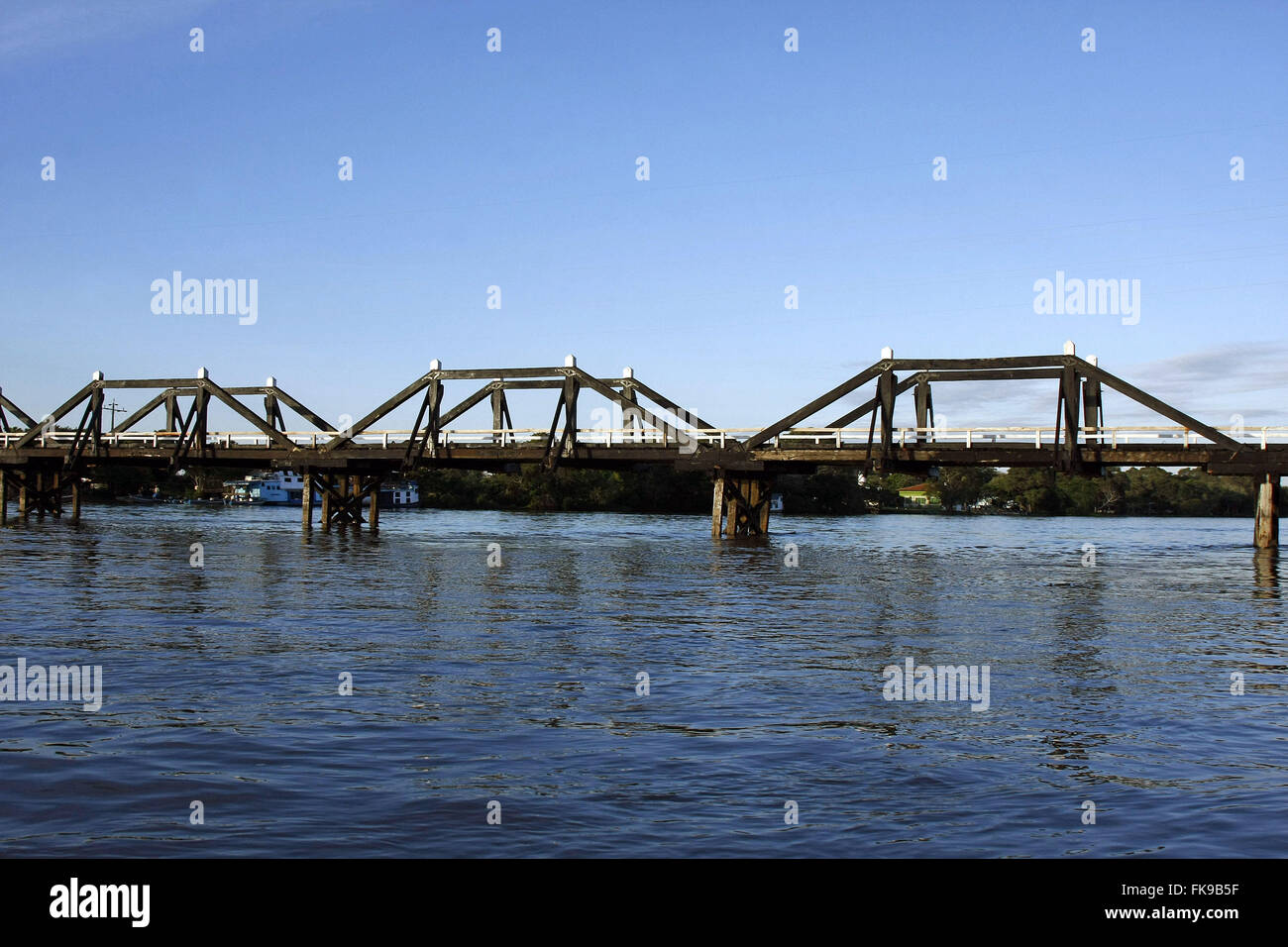 Ponte di legno sul Rio Miranda - Pantanal Park Road Foto Stock