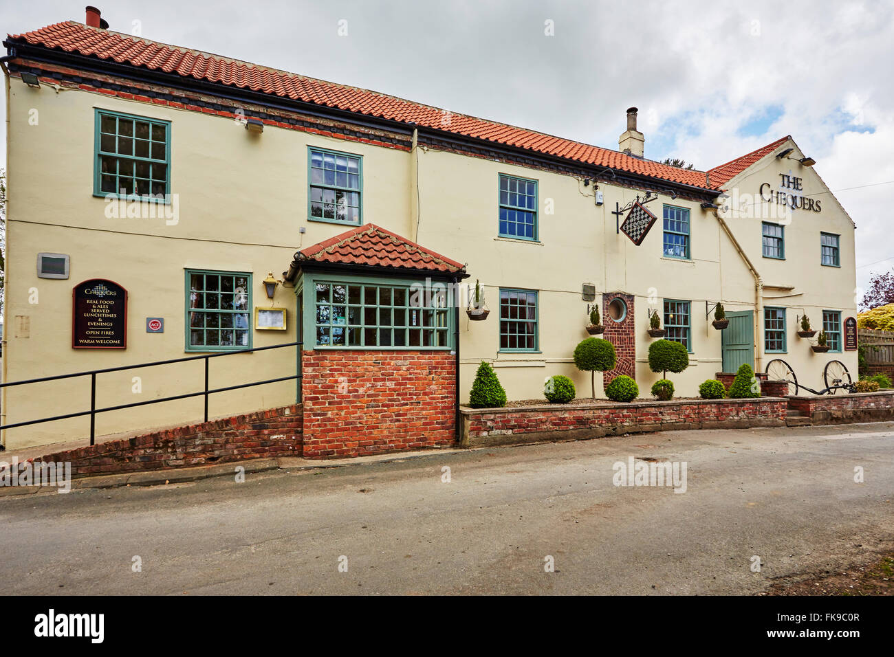 Vista del Chequers Inn at Bilton-in-Ainsty, Wetherby, nello Yorkshire, Inghilterra, Regno Unito. Foto Stock