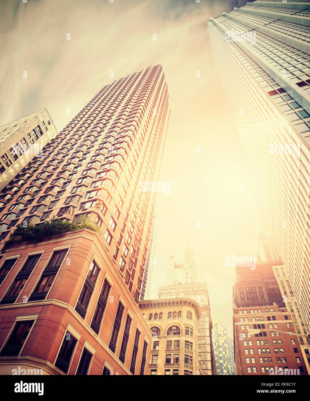 Retrò tonica foto di edifici di Manhattan contro il sole, New York City, Stati Uniti d'America. Foto Stock