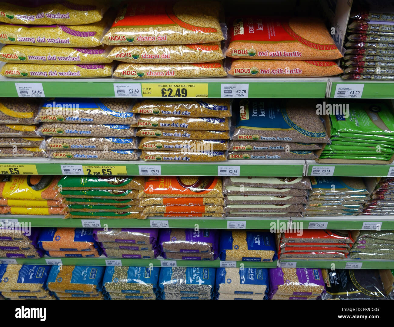 Scaffali del supermercato in un negozio indiano in Leicester Foto Stock