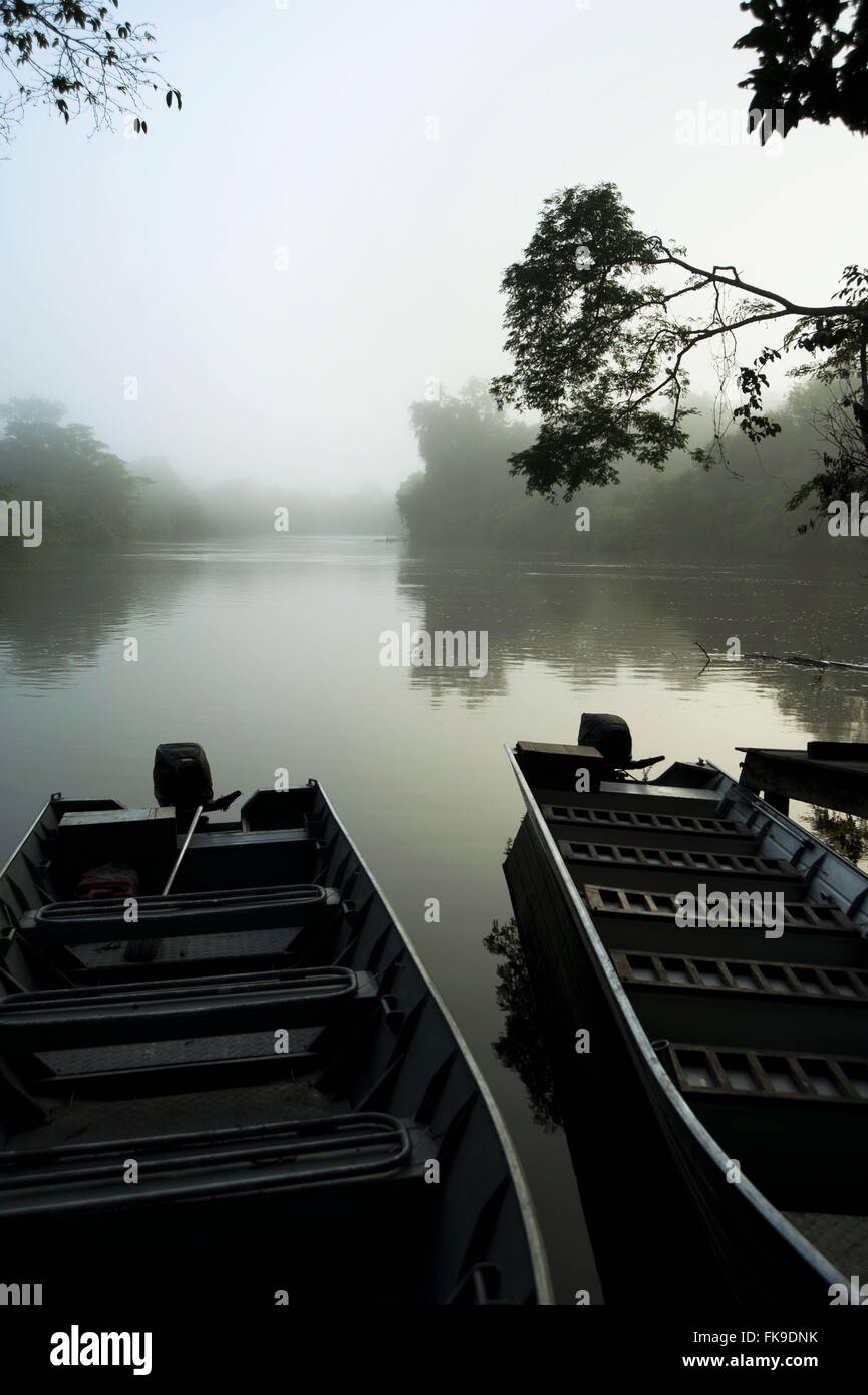 Le barche sul fiume di cristallo in Amazzonia Foto Stock