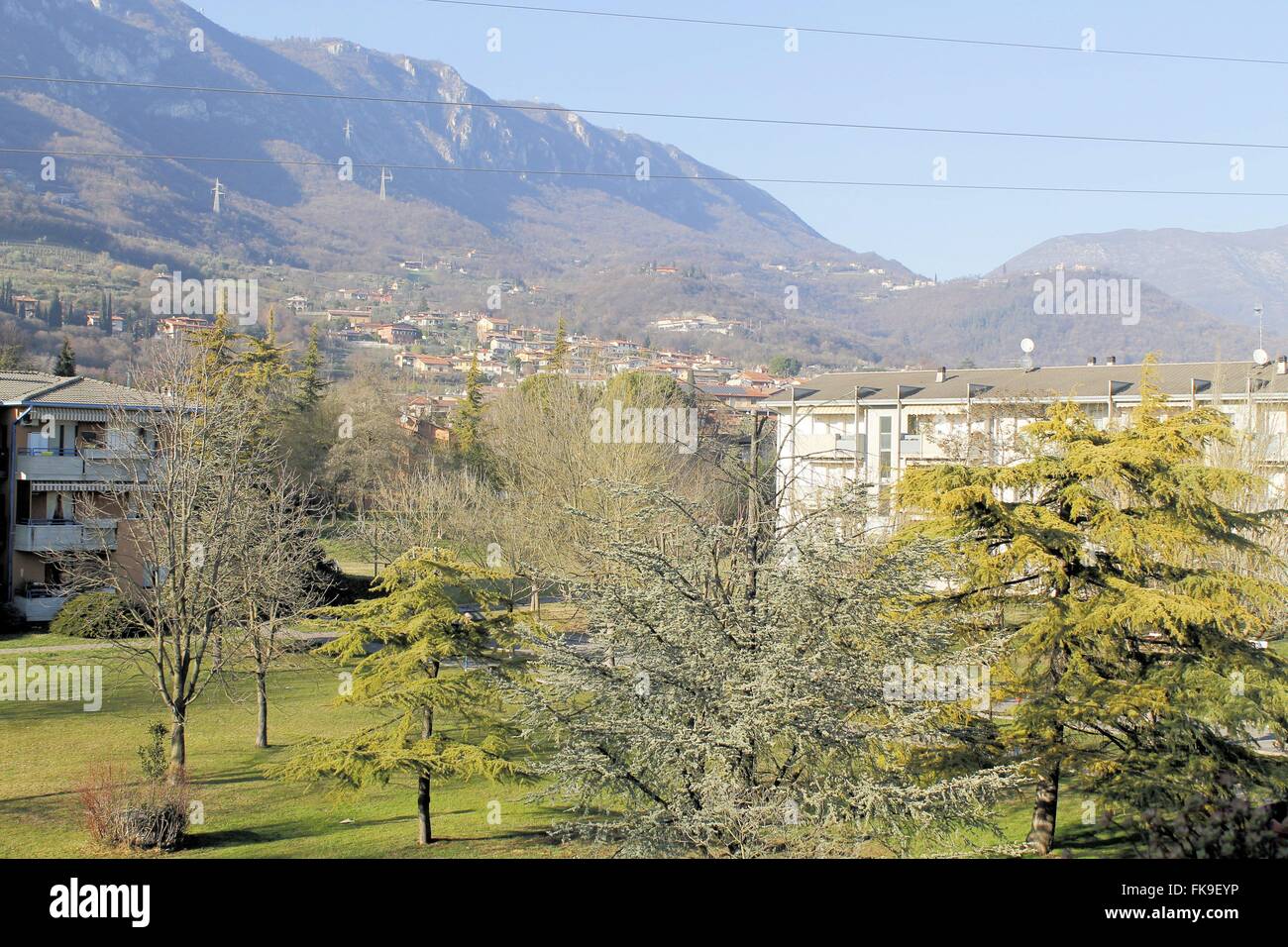 Vista delle case con parco e montagne Foto Stock