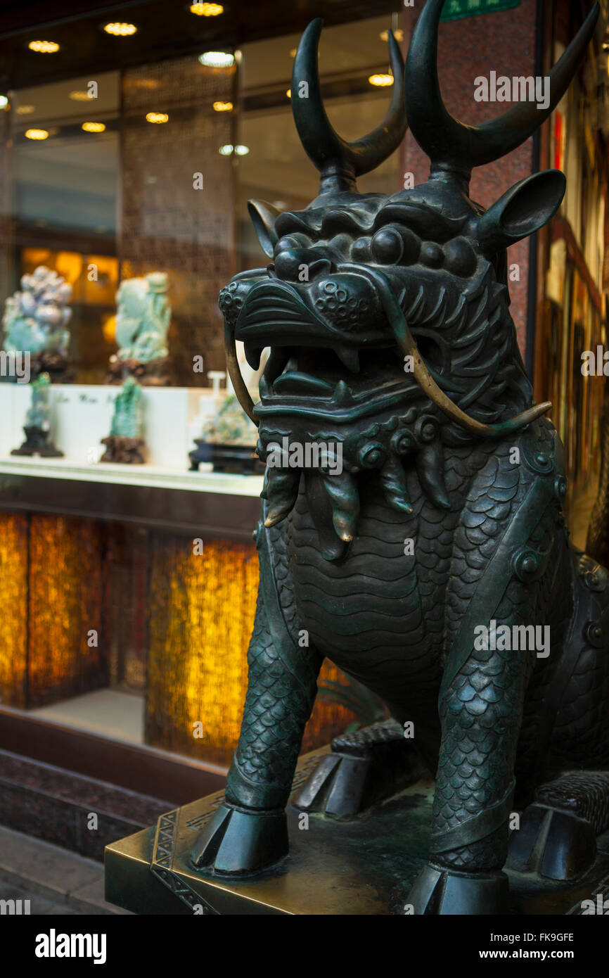 Negozio di giada e leone di bronzo, l' Yuyuan Tourist Mart, Shanghai, Cina Foto Stock