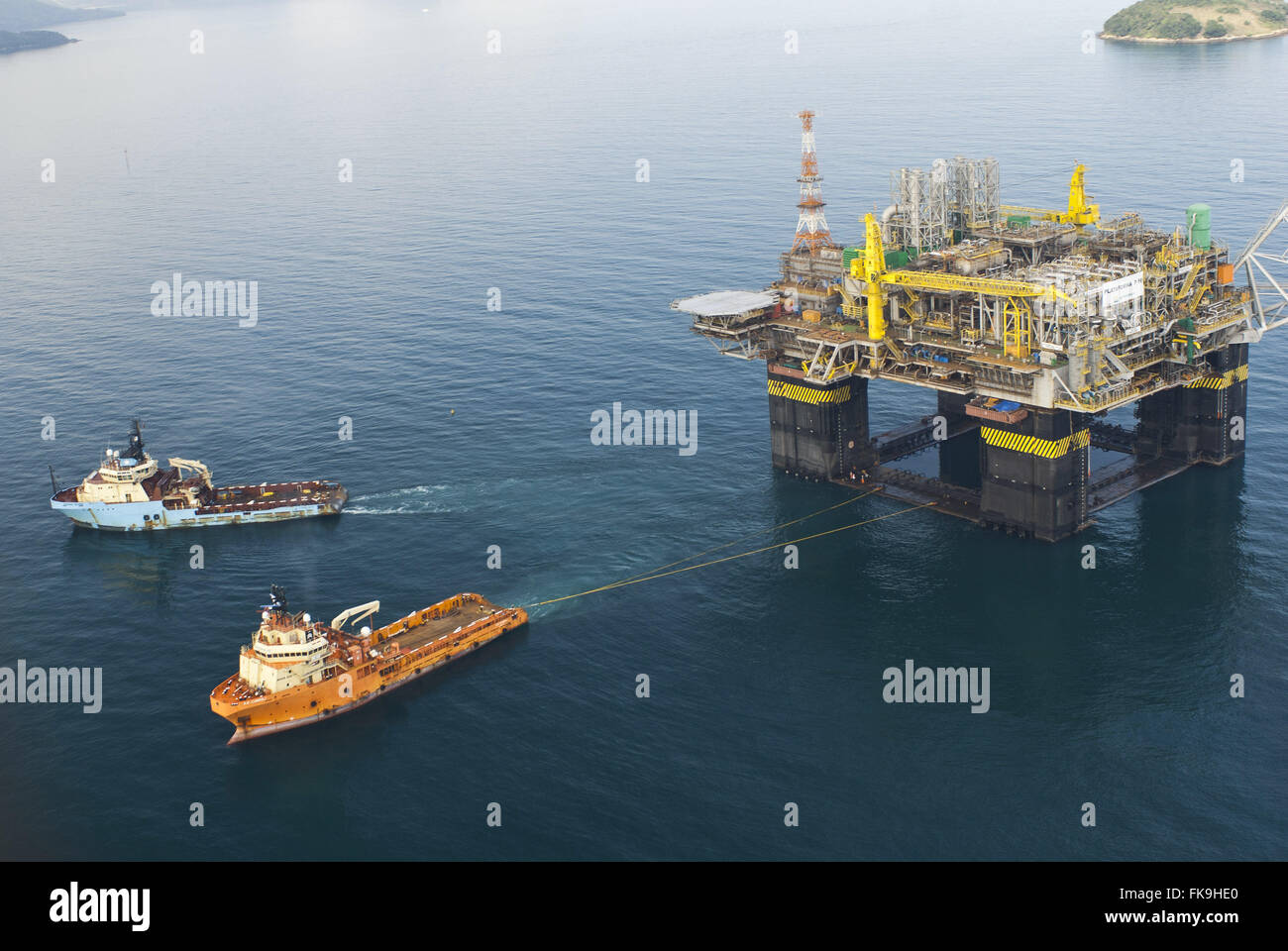 Vista aerea della piattaforma petrolifera nella baia di Ilha Grande Foto Stock