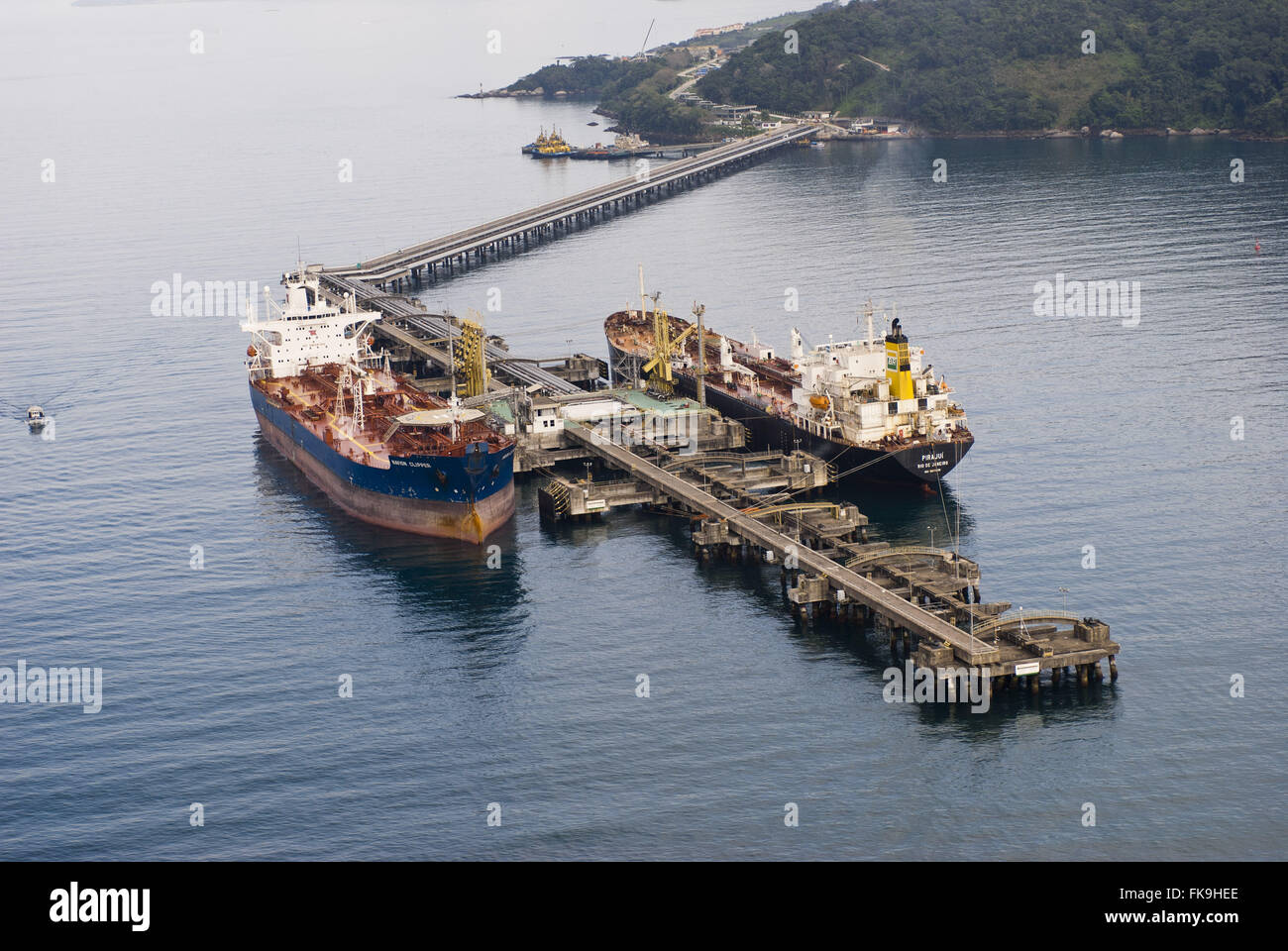 Foto aerea del terminale petrolifero della baia di Ilha Grande - TEBIG sul lato est Foto Stock