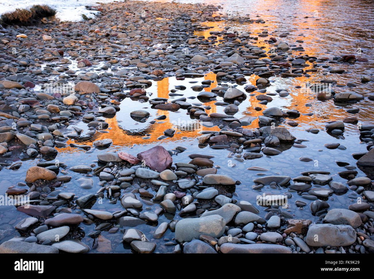 Viadotto Leaderfoot riflessi nell'acqua del fiume Tweed vicino a Melrose in confini scozzesi al sorgere del sole in inverno Foto Stock