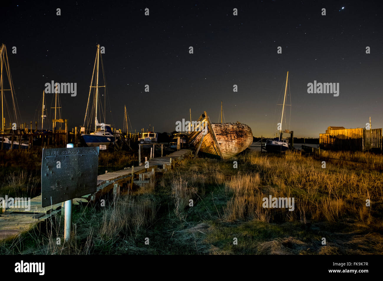 Vecchie barche di legno a Skippool Creek in Lancashire durante la notte Foto Stock