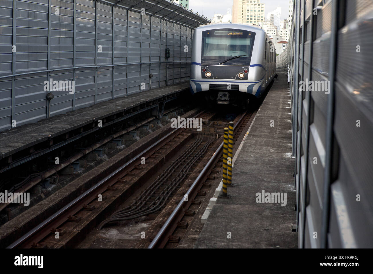 Metro treno in movimento in alta stagione reggiseni - Integrato Linea Rossa CPTM Foto Stock
