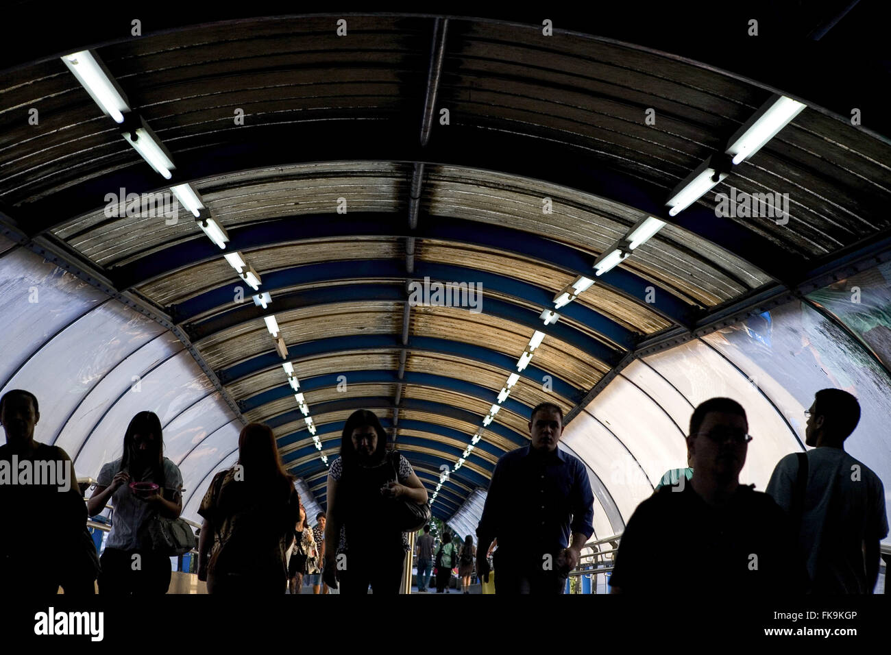 I passeggeri sulla passerella della stagione Barra Funda metro - Linea Blu Foto Stock