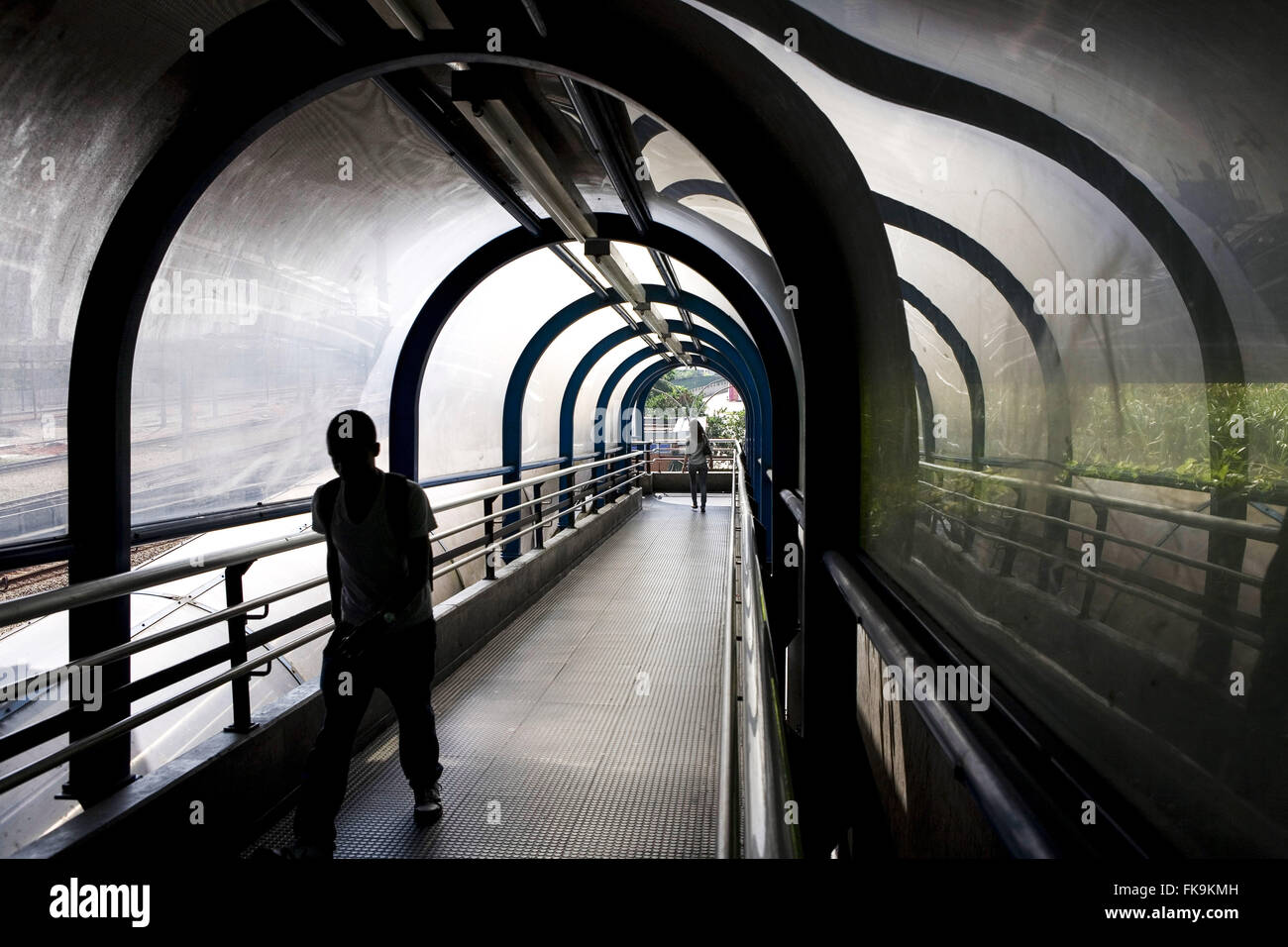 I passeggeri sulla passerella della stagione Barra Funda metro - Linea Blu Foto Stock