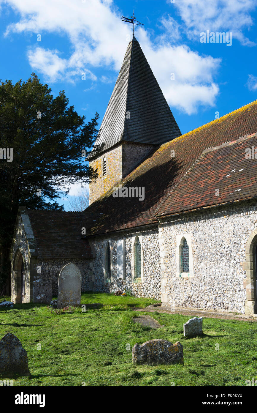 La chiesa normanna di San Pietro nel villaggio di Rodmell in primavera, East Sussex, England, Regno Unito Foto Stock