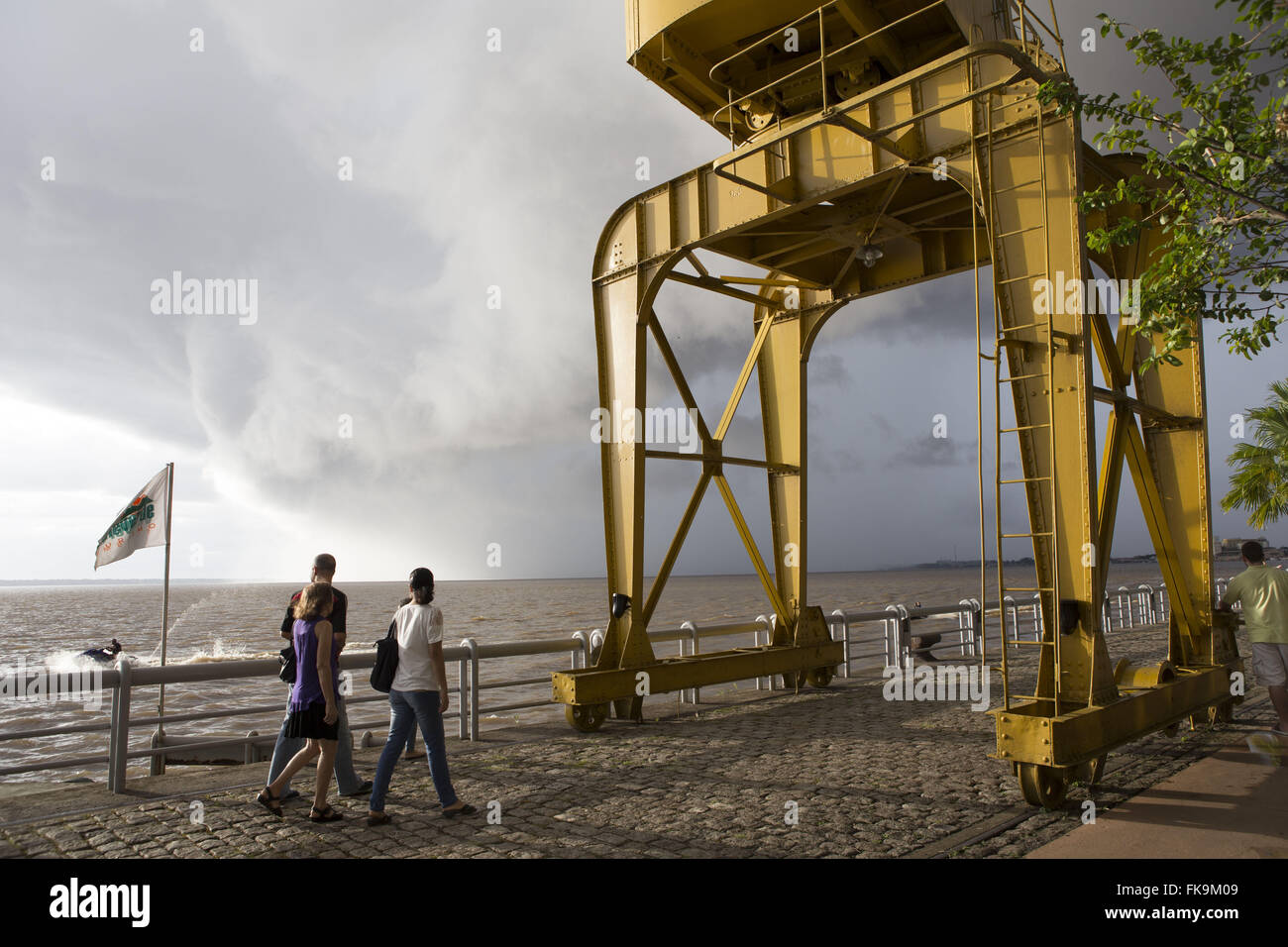 La gente nel Dock Station sulle rive della Baia di Guajara Foto Stock