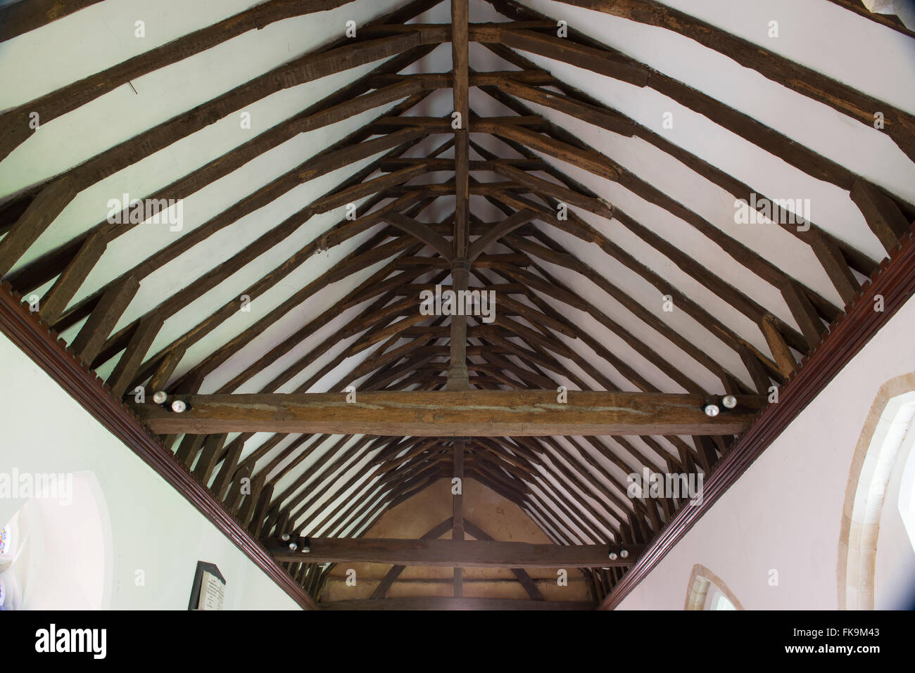 Le travi del soffitto della navata nella chiesa normanna di San Nicola, Iford, East Sussex Foto Stock
