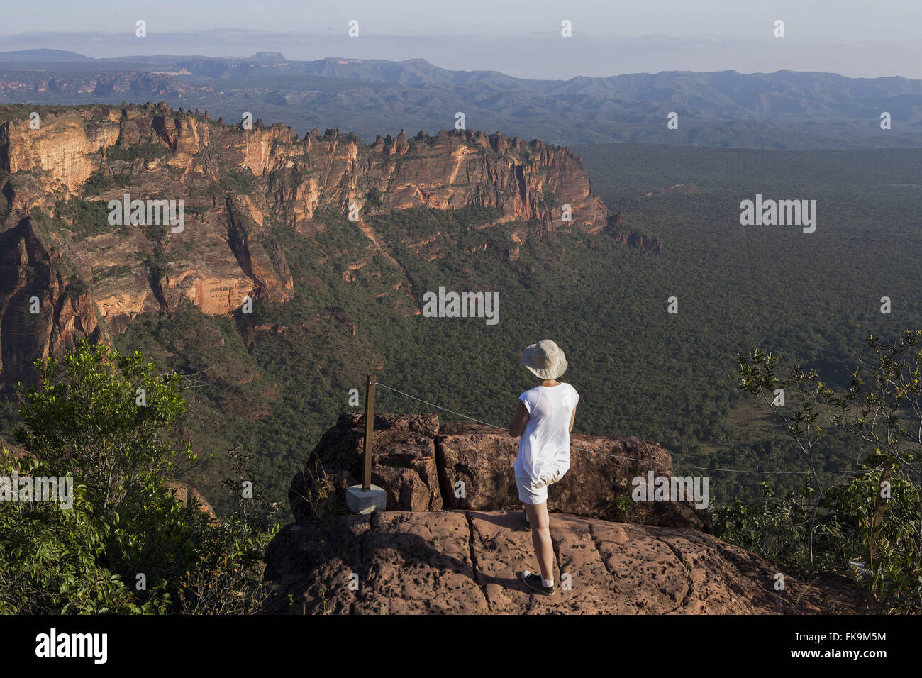 Tourist osserva le pareti di pietra arenaria in Stone Town - Chapada dos Guimaraes National Park Foto Stock