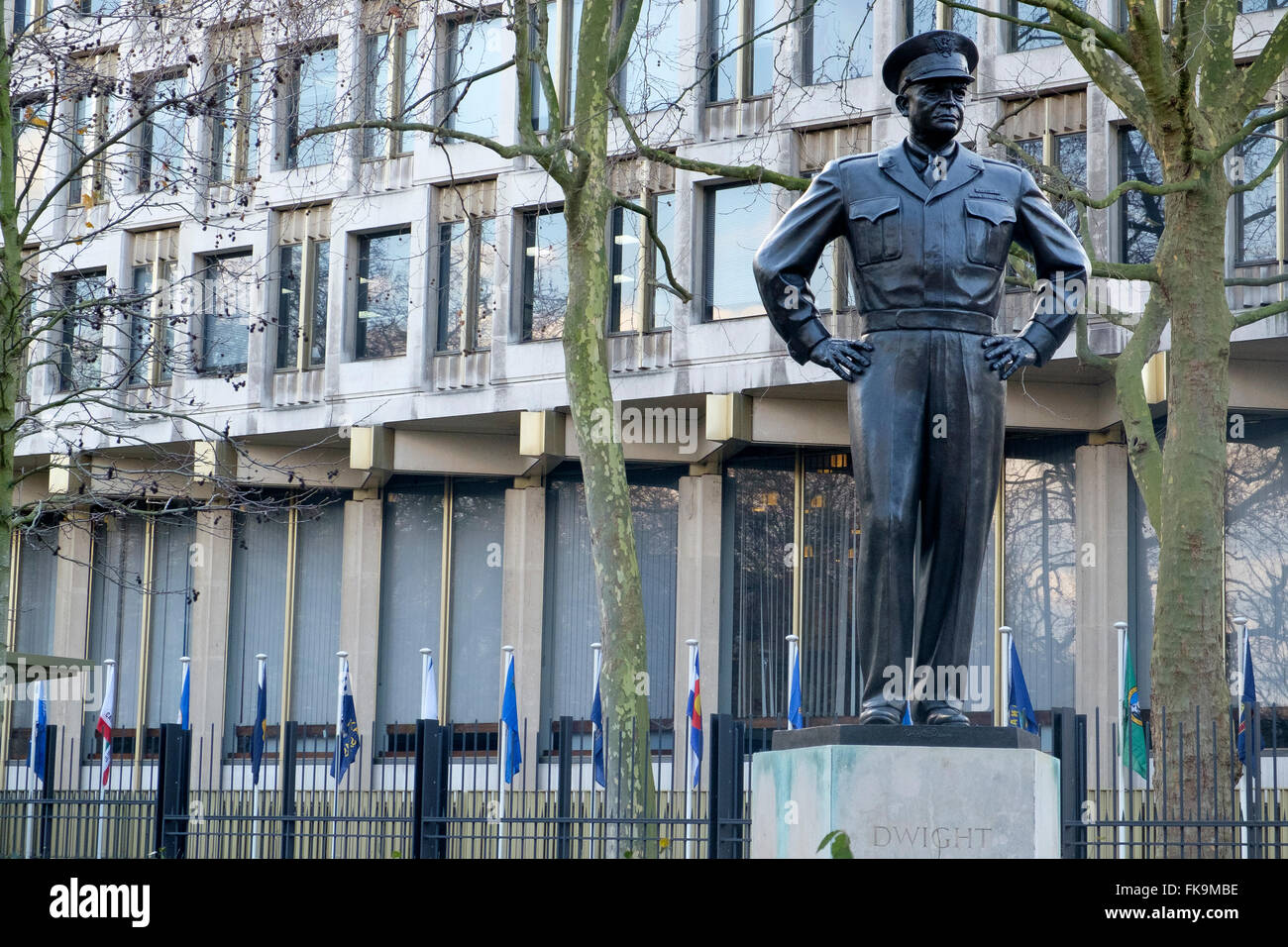 London, Regno Unito - 24 Febbraio 2016: Statua del Dwight D. Eisenhower al di fuori dell'Ambasciata americana in Grosvenor Square, Mayfair, Londra Foto Stock