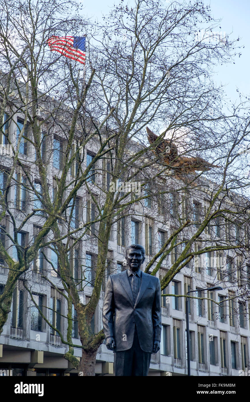 London, Regno Unito - 24 Febbraio 2016: Statua di Ronald Reagan al di fuori dell'Ambasciata americana in Grosvenor Square, Mayfair, Londra Foto Stock