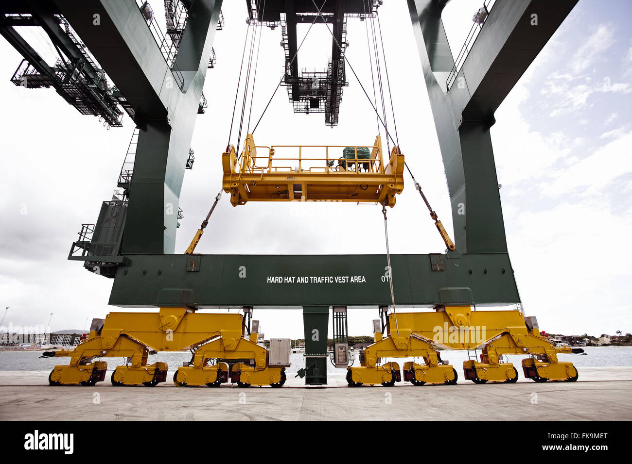 Gru portuale Itapoa privato stazione terminale di carri per la movimentazione di contenitori Foto Stock