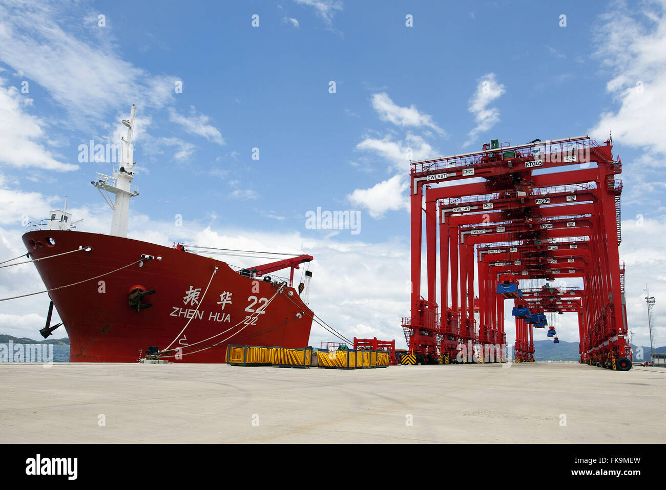 Gru portuali Itapoa privato stazione terminale di carri per la movimentazione di contenitori Foto Stock